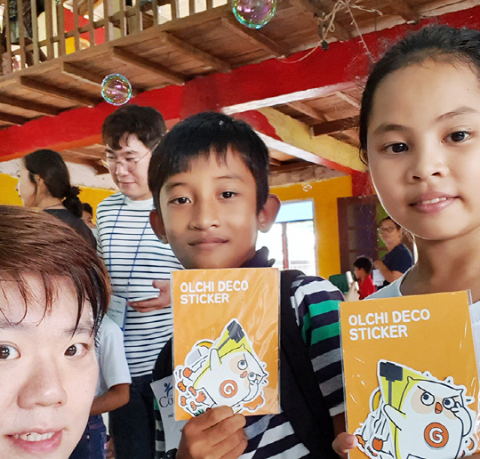 코로나19 대유행 전인 2019년 굿리치 임직원들이 마지막으로 비전트립에 나서 현지 어린이들과 교감을 나누고 있는 모습. [사진=굿리치]